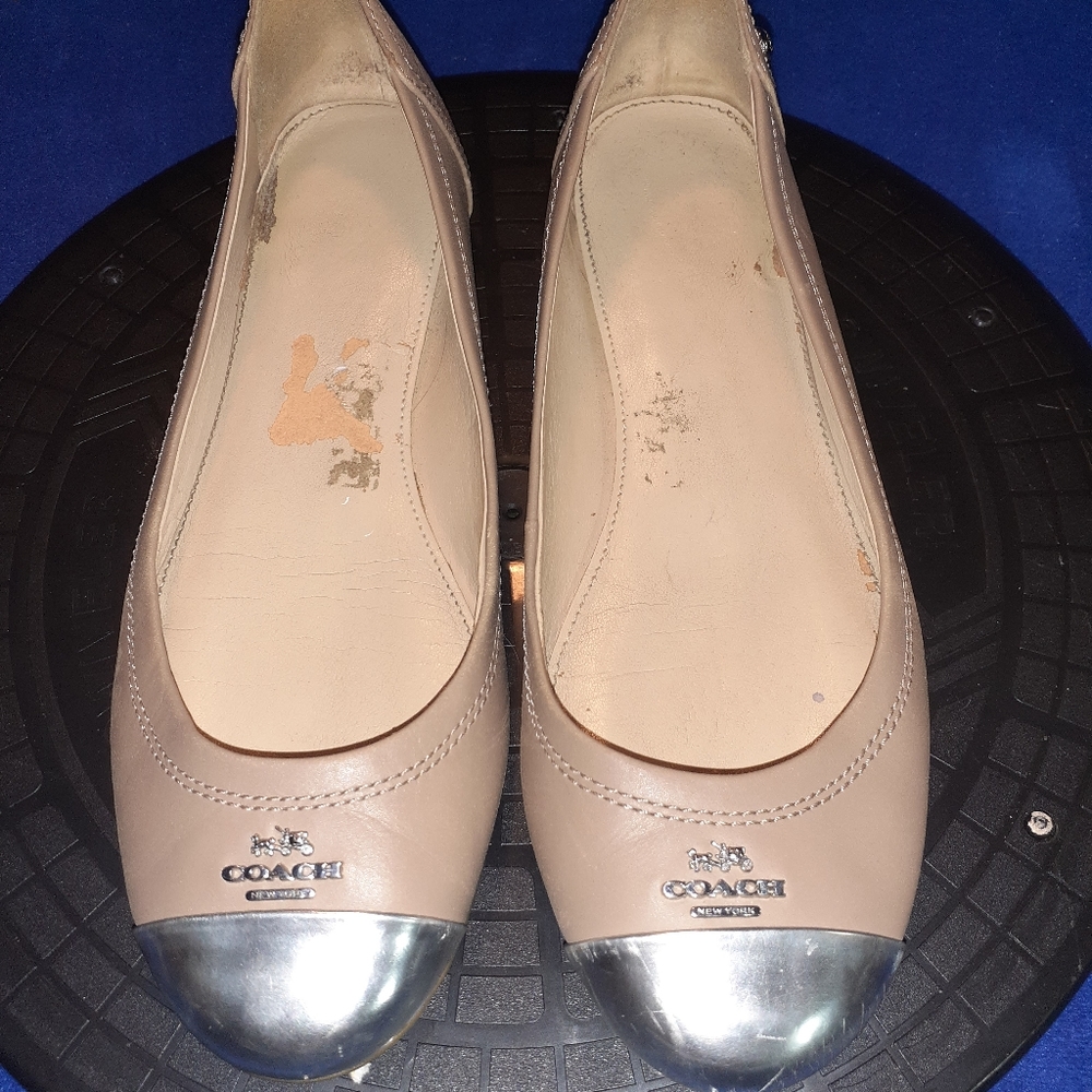 Coach " Chelsea " Beige & Silver Leather Cap Toe Ballet Flats Sz. 6.5B